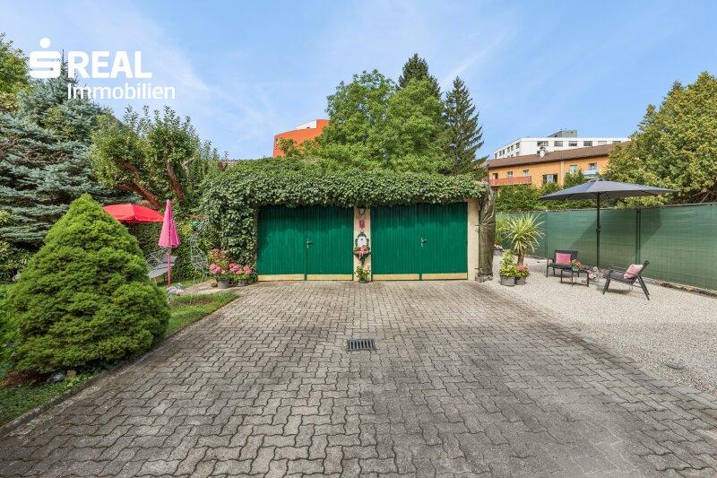 Doppelgarage mit großzügigem Vorplatz