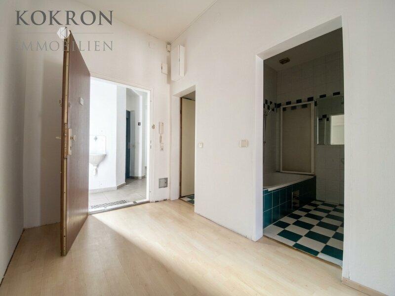 Praktischer Vorraum mit direktem Zugang zum Badezimmer