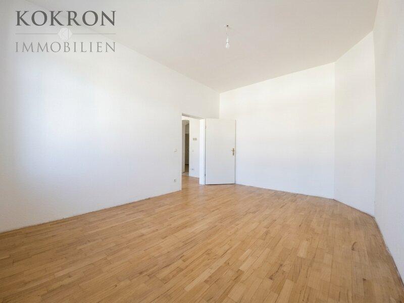 Helles Schlafzimmer mit viel Platz zur individuellen Gestalt