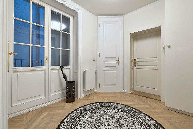 Wohnungseingang mit Balkonzugang