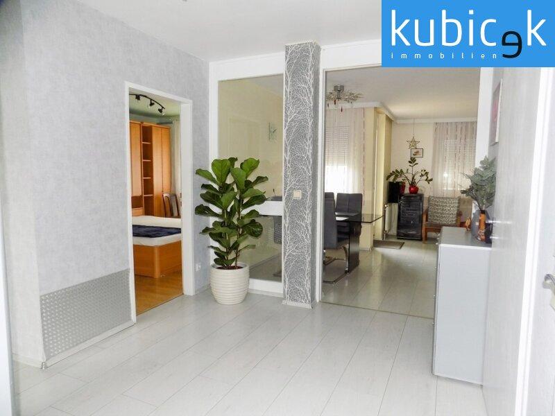 Vorraum mit Blick ins Wohnzimmer