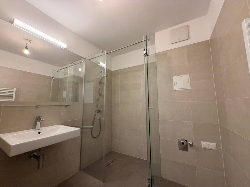 Bad mit Dusche und Waschmaschinenanschluss