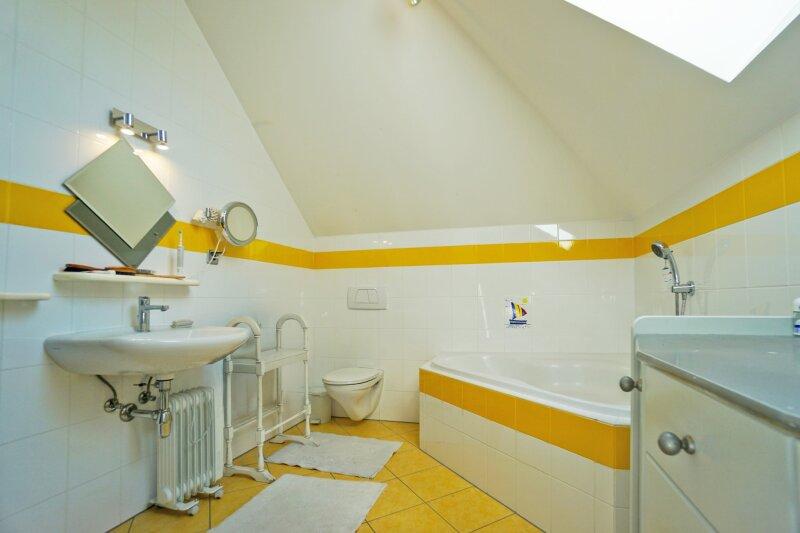 DG_Bad 2 mit Wanne, Dusche und WC