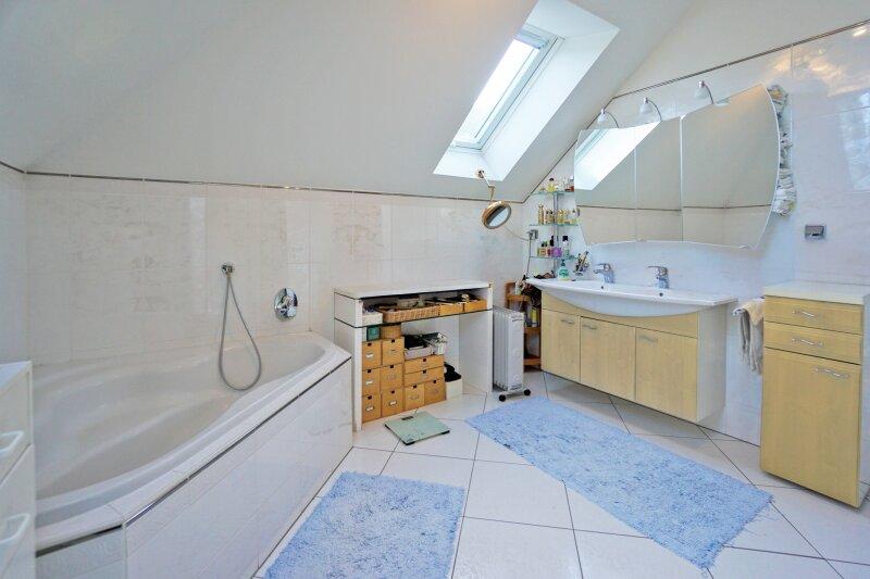 DG_Bad 1 mit Wanne, Dusche und WC