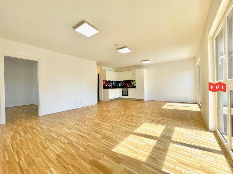 Wohnzimmer mit offenem Küchenbereich