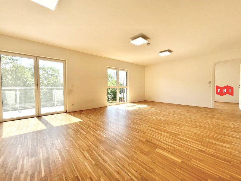 Wohnzimmer mit offenem Küchenbereich