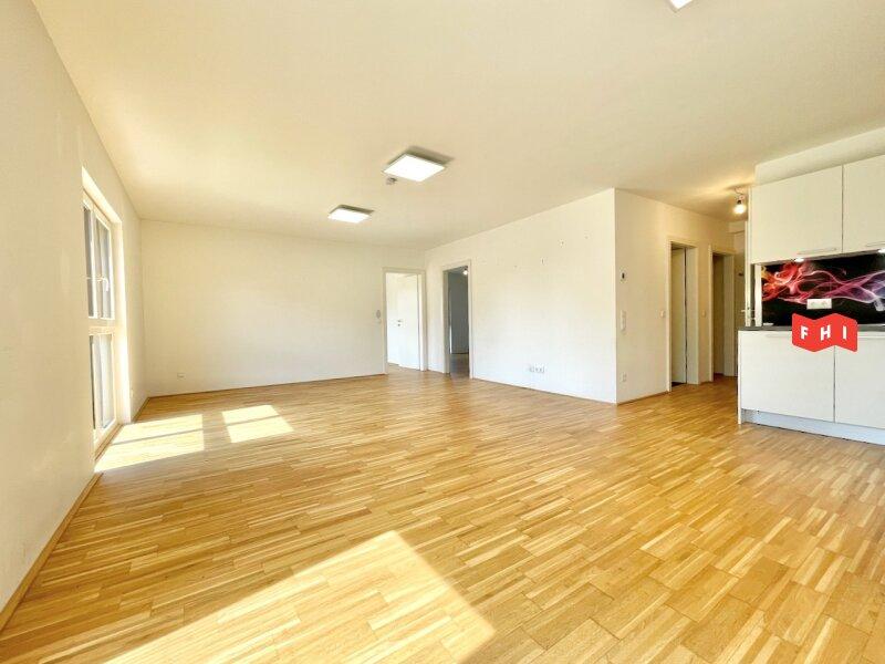 Wohnzimmer mit offenem Küchenbereich