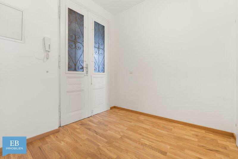 Wohnungstür mit Vorraum
