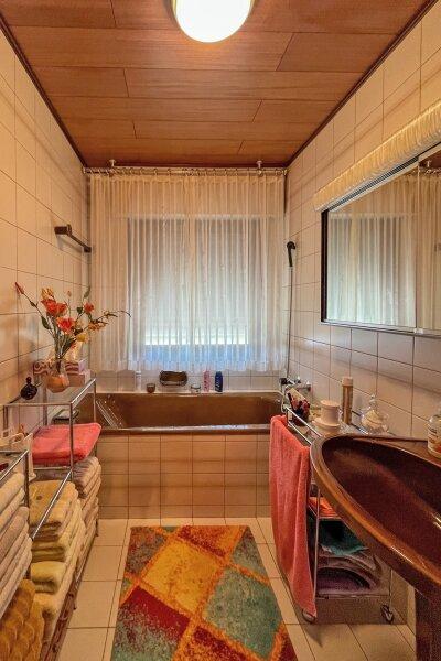 Badezimmer mit Wanne und Dusche