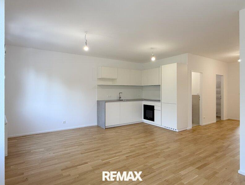 Wohnzimmer mit offener Küche