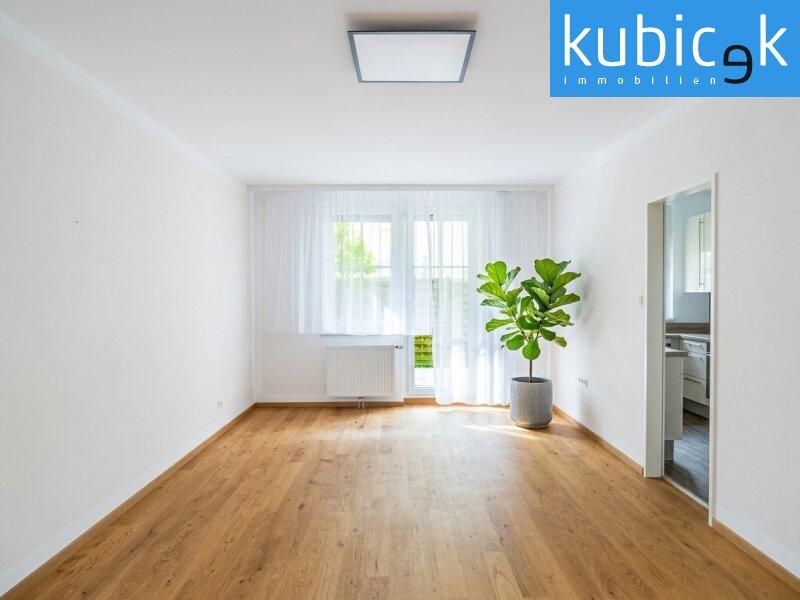 Wohnzimmer mit Ausgang in den Garten