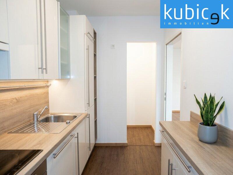 Küche mit Blick in den Abstellraum