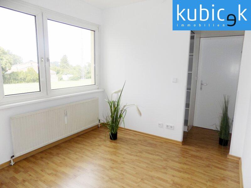Schlafzimmer mit Blick zum Schrankraum