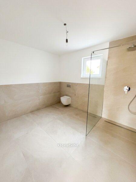 Badezimmer mit barrierefreier Dusche im Haus 1