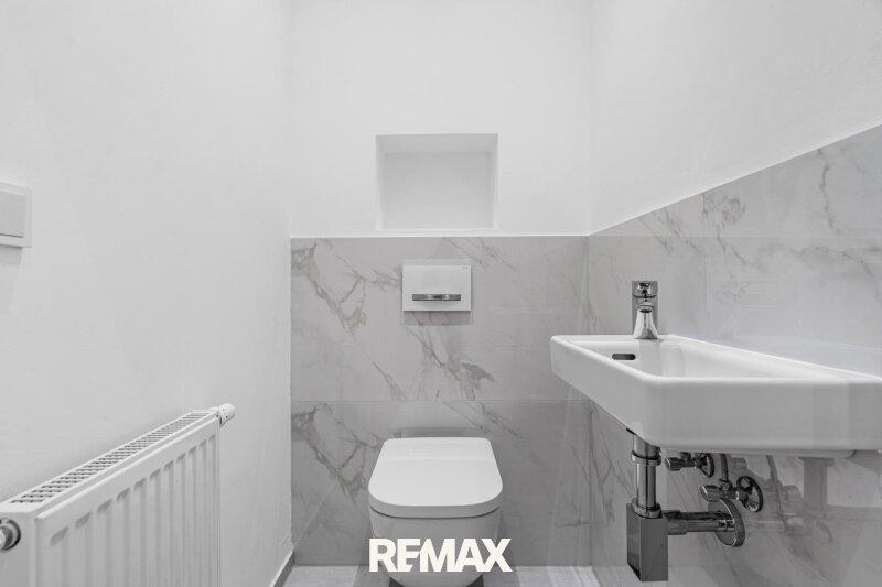 Toilette mit Handwaschbecken