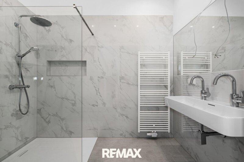 Badezimmer mit Dusche