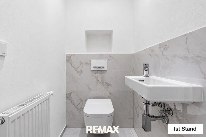 Toilette mit Handwaschbecken