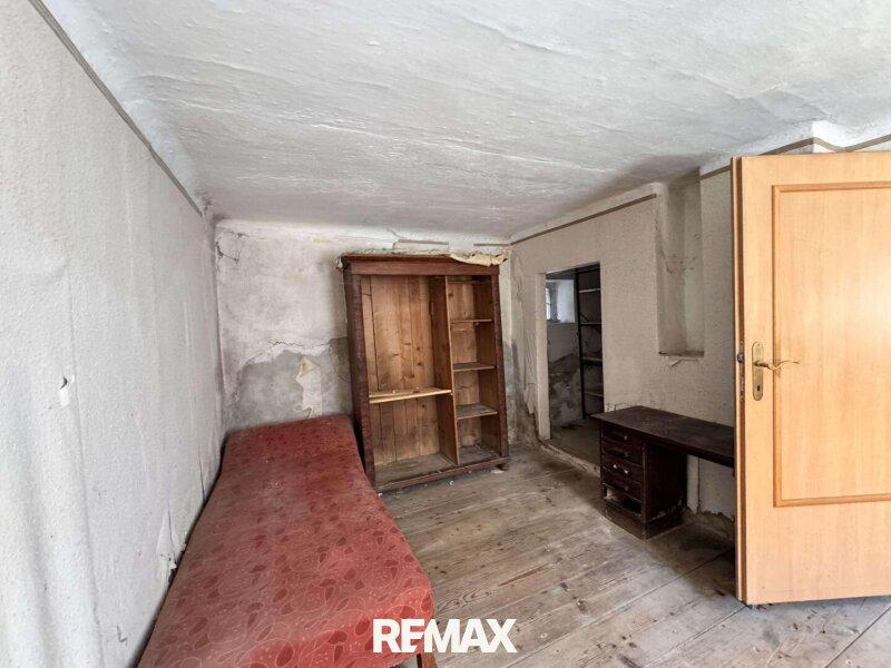 EFH 3481 Fels-Zimmer unsaniert