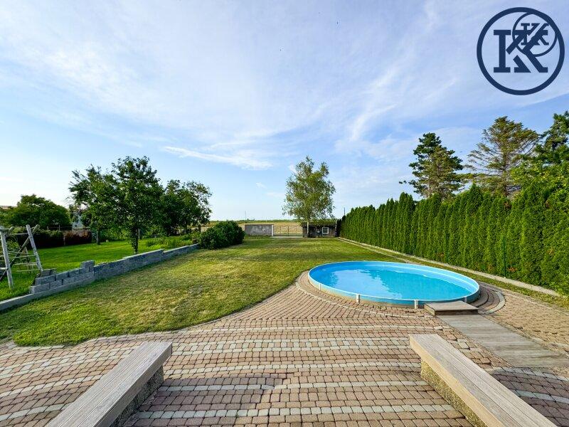 Garten mit Pool 2