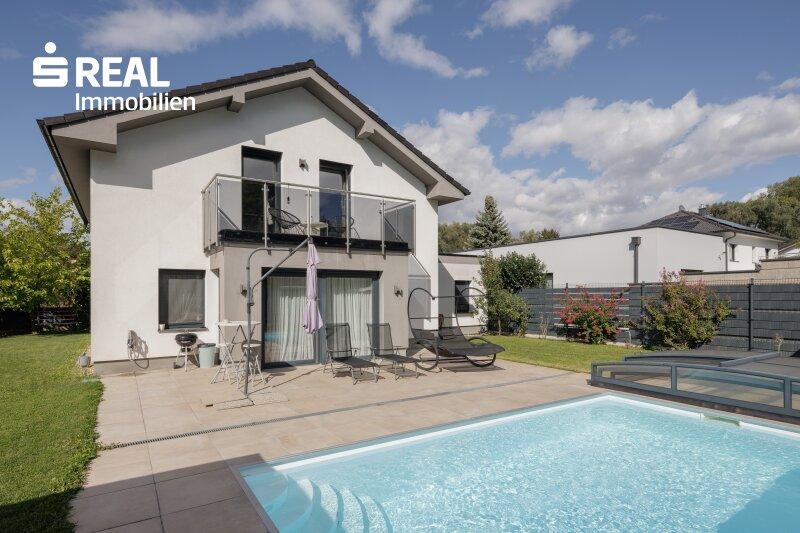 Außenansicht Haus und Pool