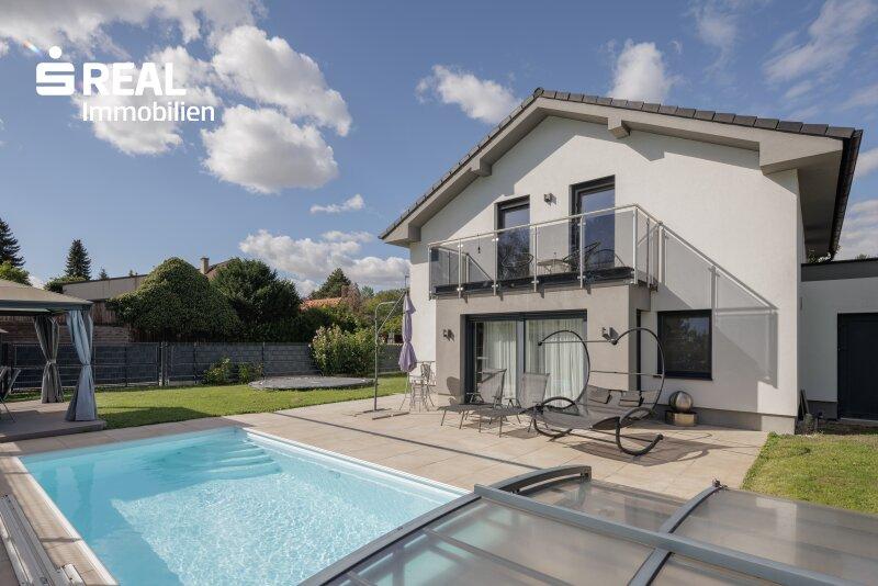 Außenansicht Haus und Pool