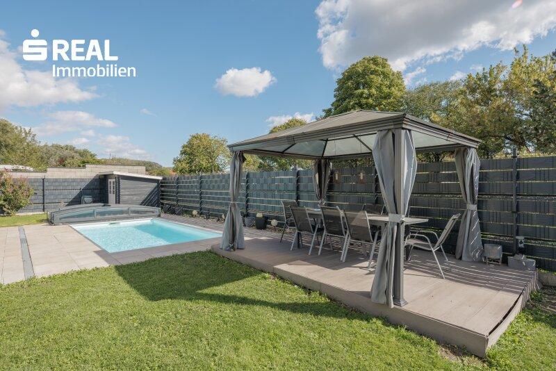 Pool und Pergola und Gartenhütte