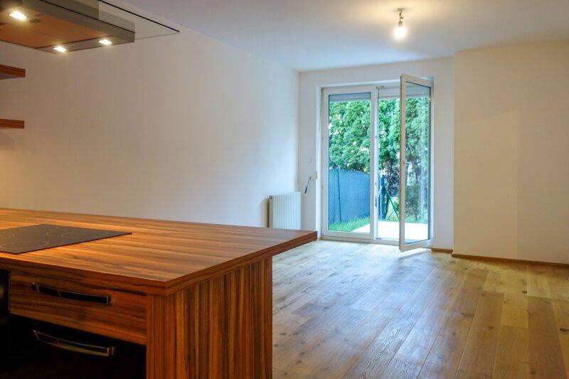 Wohnzimmer mit offener Küche und Ausgang auf Terrasse und in