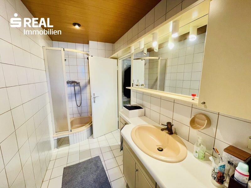 Bad mit Dusche & Fenster