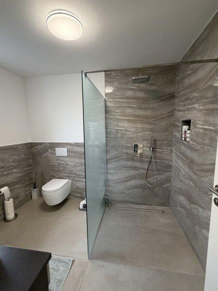 Badezimmer mit barrierefreier Dusche und WC im Haus 2