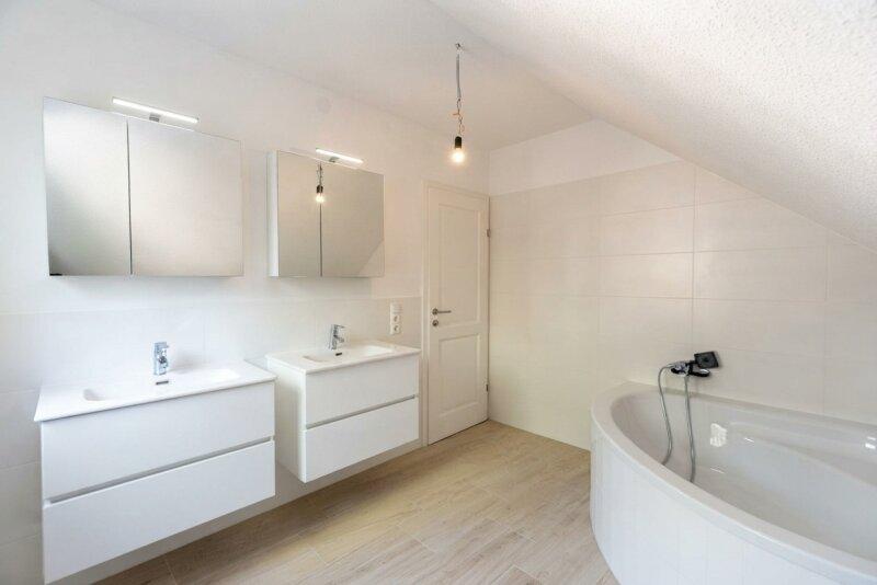 Bad mit Wanne im DG