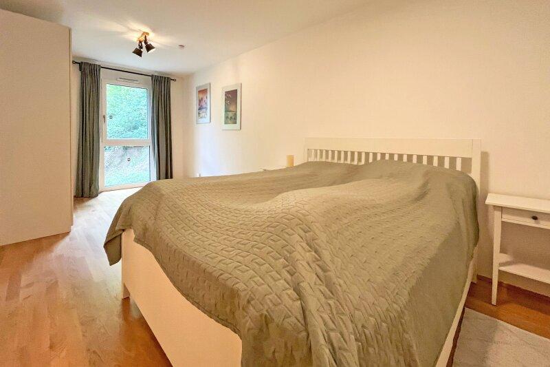Schlafzimmer mit französischem Fenster