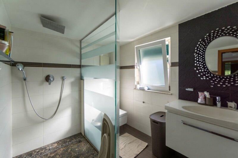 Bad mit Dusche und WC OG