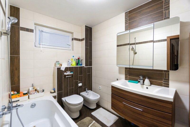 Bad mit Wanne und WC KG