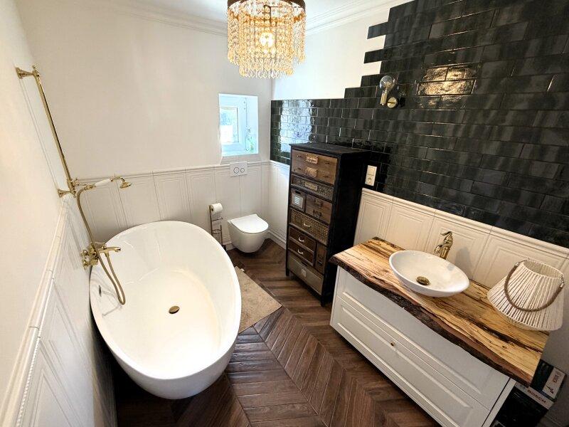 Badezimmer mit Fenster
