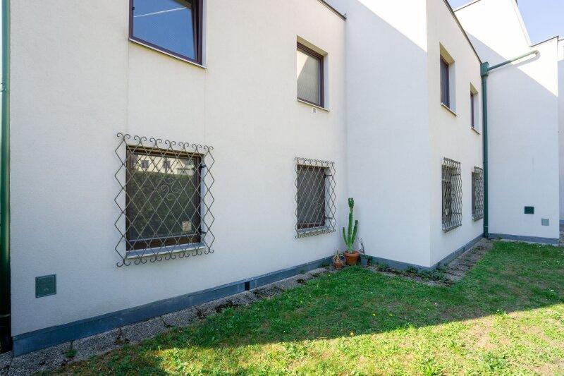 Nordostseitige Fenster mit Fenstergittern
