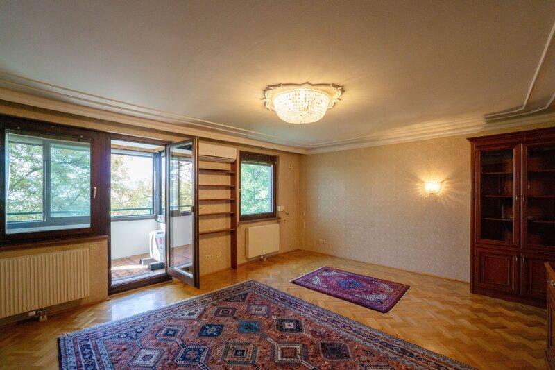 Wohnzimmer mit Splitklimagerät und Ausgang auf die südwestse