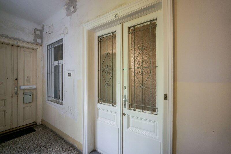Wohnungseingang mit Küchenfenster zum Gang