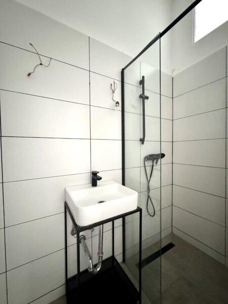 Badezimmer mit Dusche