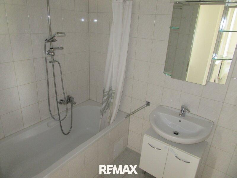 Badezimmer mit Wanne und Waschmaschinenanschluss