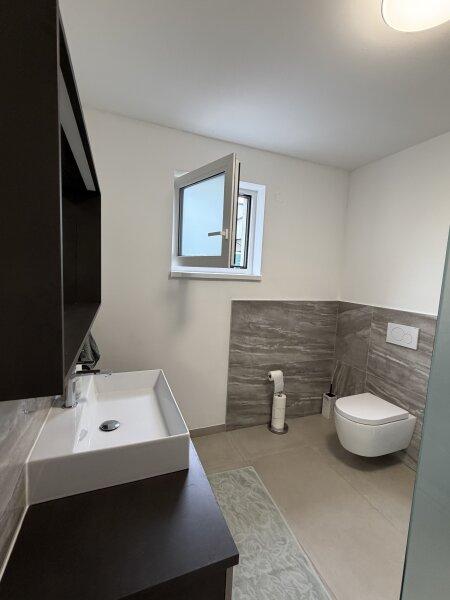 Badezimmer mit barrierefreier Dusche und WC im Haus 2
