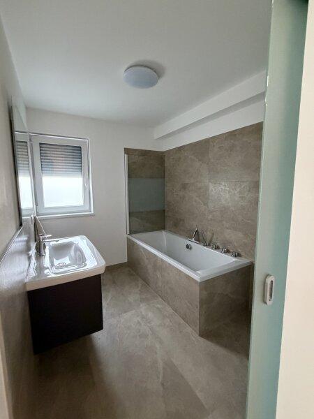 Badezimmer mit Badewanne im Haus 2