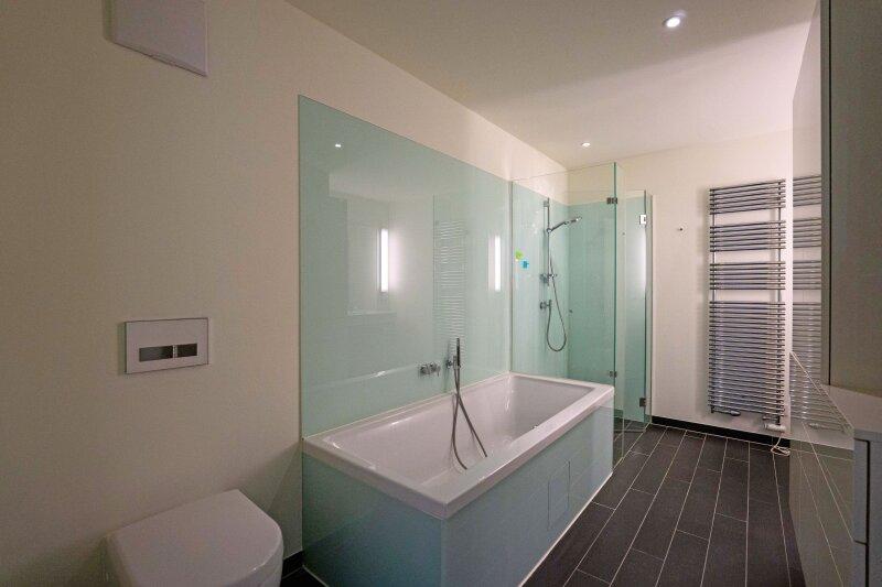 Bad mit Wanne, WC, bodengleicher Echtglasdusche, Waschtisch
