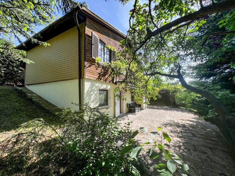 Hausansicht mit Terrasse