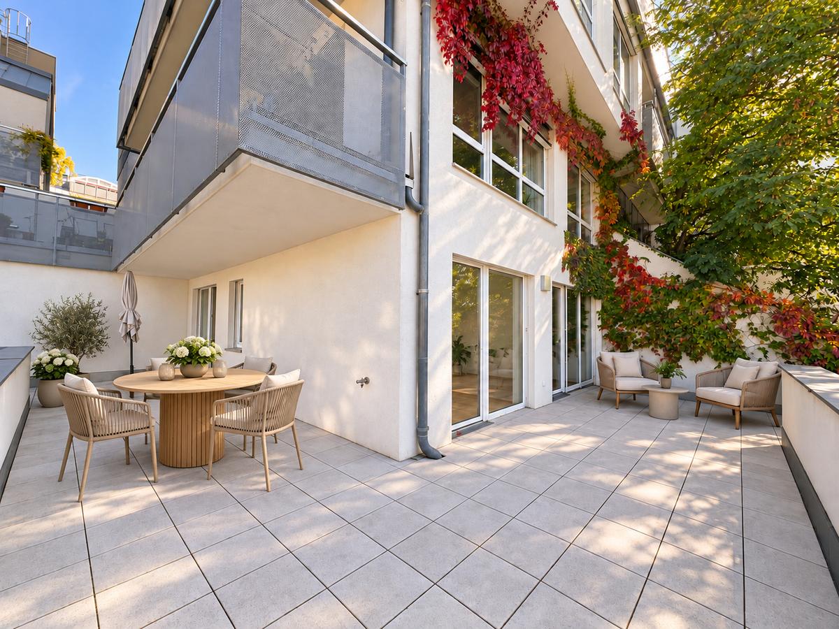 Stilvoll möblierte Terrasse mit rundem Holztisch