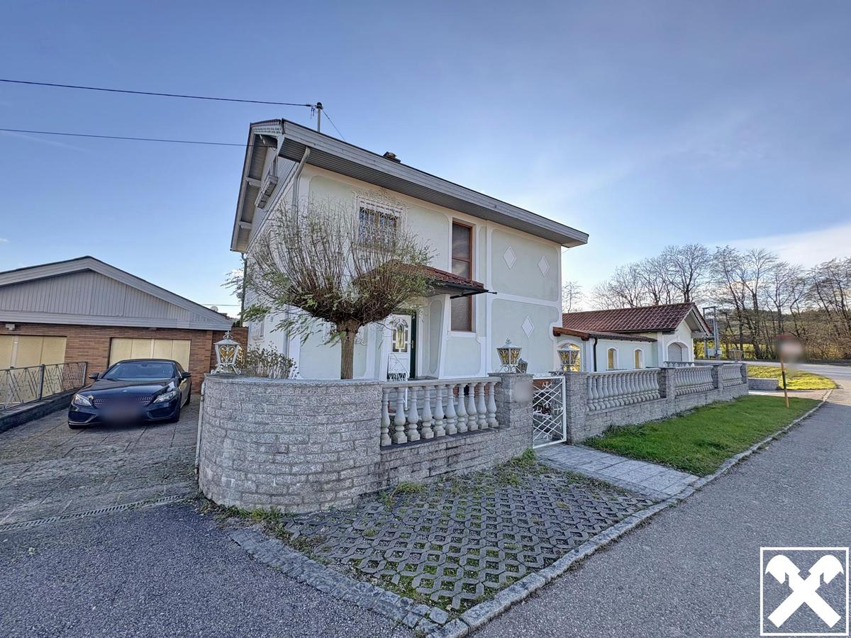 Hausansicht und Einfahrt Nord