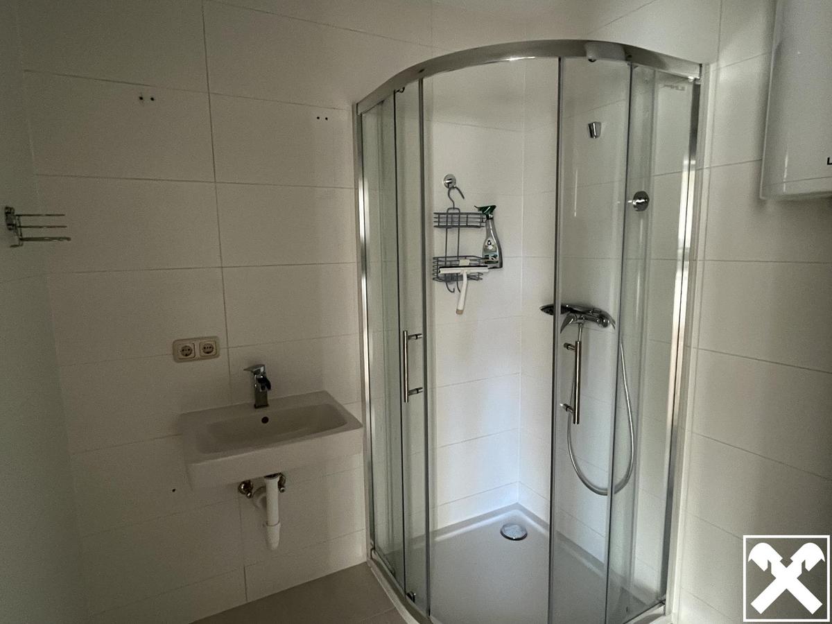 kleines Bad mit Dusche