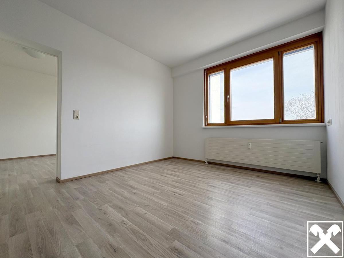 Wohnzimmer mit Blick ins Schlafzimmer