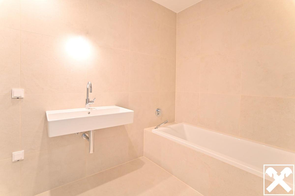 Badezimmer Schlafzimmer 1 mit Wanne, Dusche und Toilette