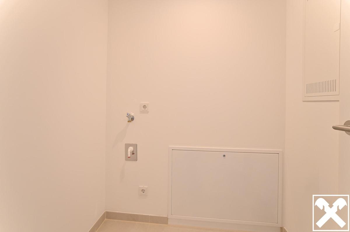 Wirtschaftsraum mit Waschmaschinenanschluss und Wohnungstech