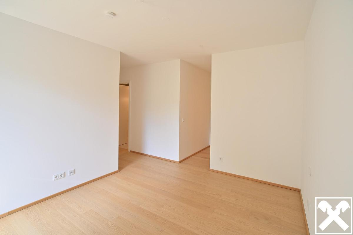 Schlafzimmer 1 Gegenblick auf Badezimmer und Schrankraum